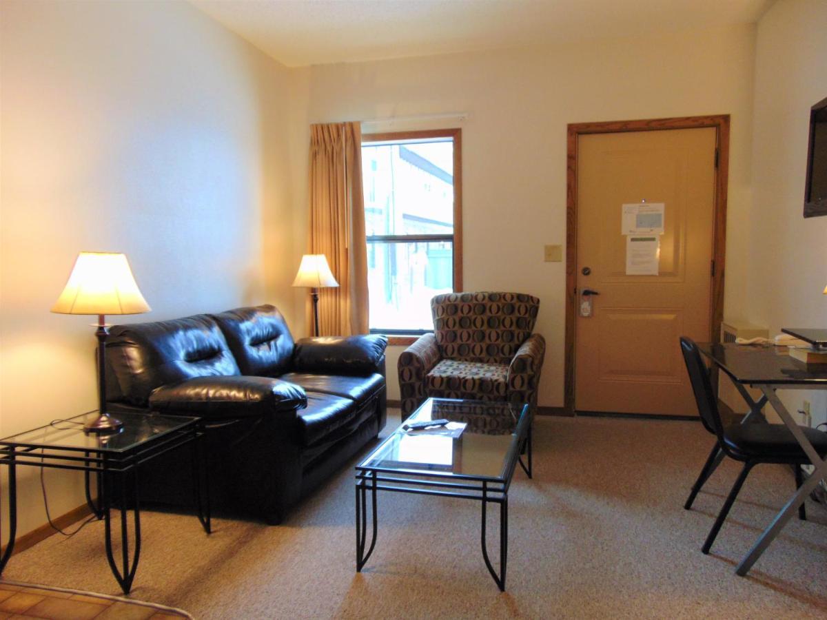 Alexis Park Inn & Suites Iowa City Exterior photo